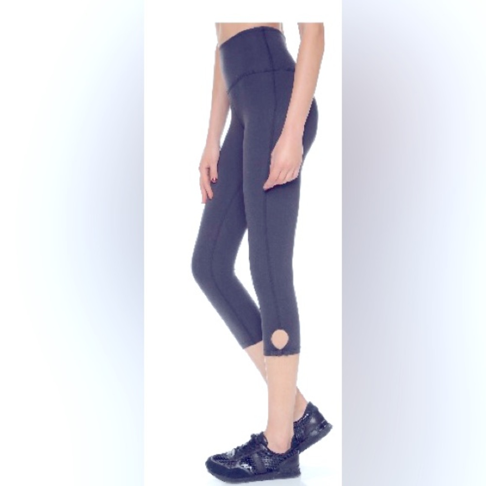 Beyond Yoga Kate Spade Bow Capri Leggings Size M